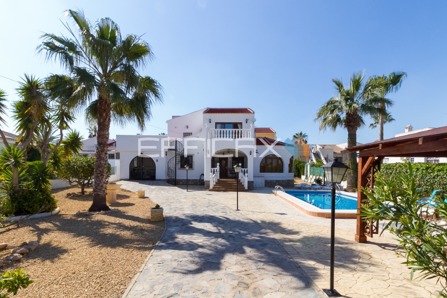 Resale - Villa - Torrevieja  - San Luis