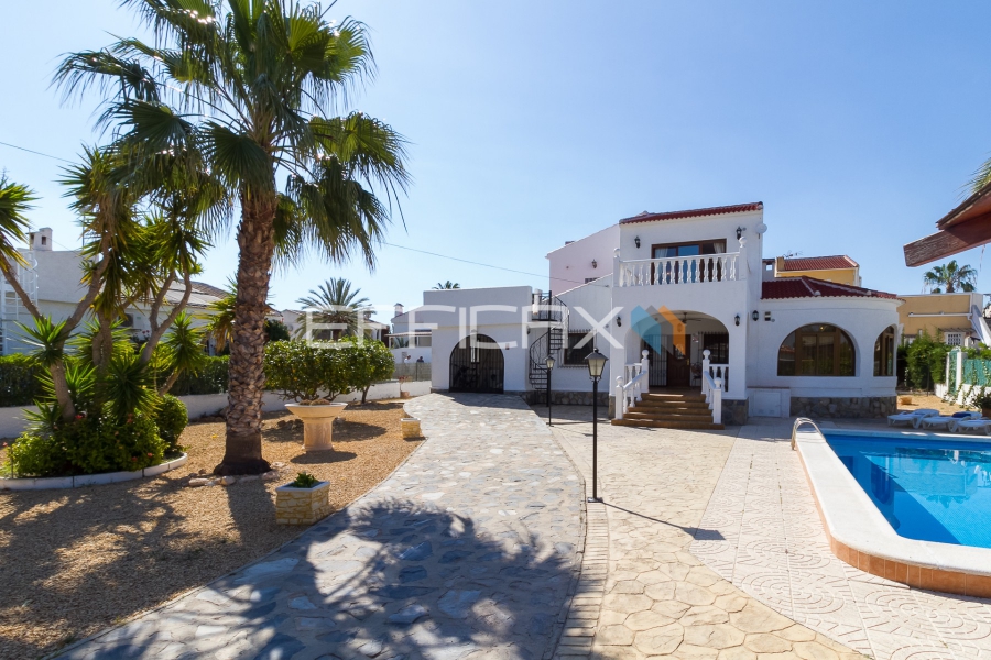 Resale - Villa - Torrevieja  - San Luis