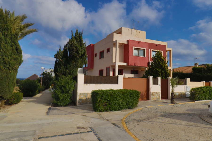 Resale - Villa - Torrevieja  - La Mata