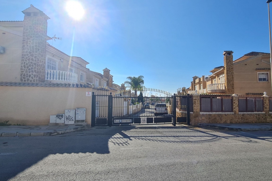 Resale - Villa / Semi detached - Torrevieja  - Aguas Nuevas