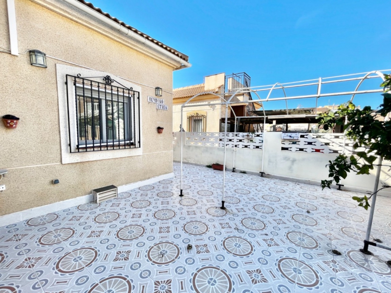 Villa / Semi detached - Resale - Torrevieja  - EK01477