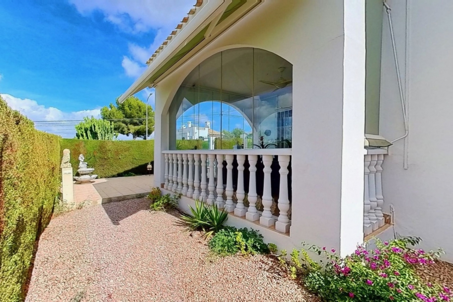 Resale - Villa / Semi detached - Orihuela Costa - Villamartin