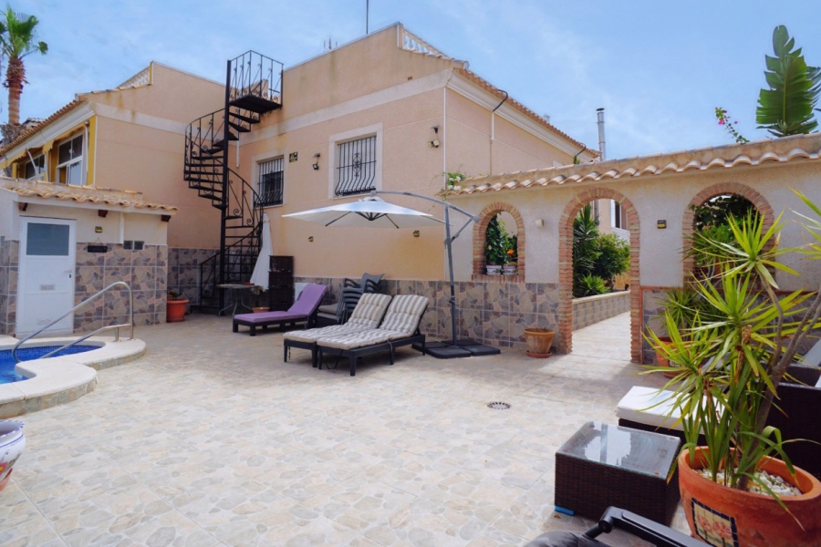 Resale - Villa / Semi detached - Torrevieja  - Aguas Nuevas