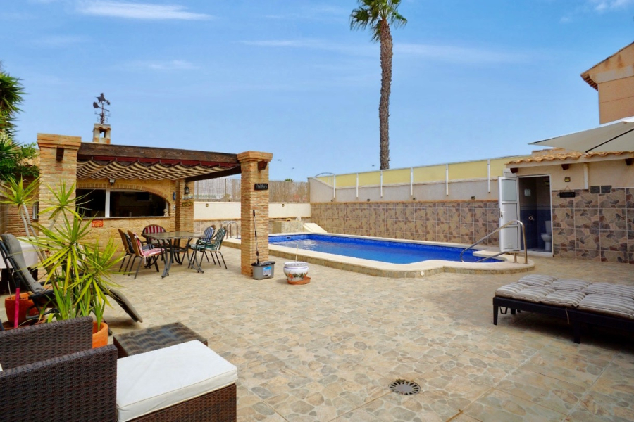 Resale - Villa / Semi-adosado - Torrevieja  - Aguas Nuevas