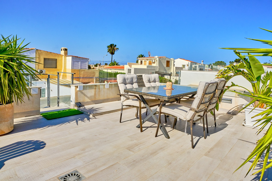 Resale - Villa / Semi-adosado - Torrevieja  - El Chaparral