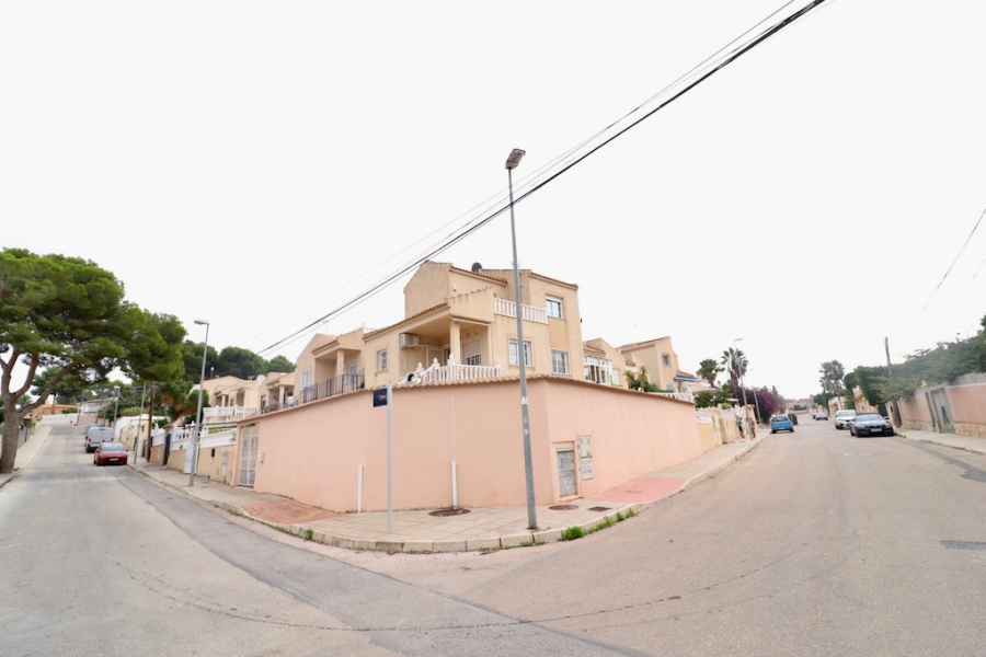 Resale - Villa / Semi-adosado - Torrevieja  - Los Balcones