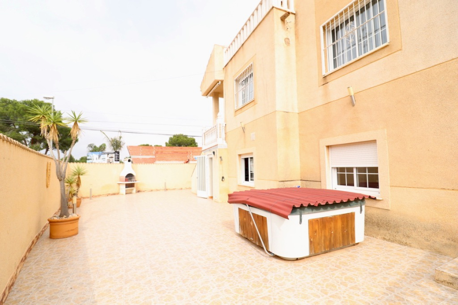 Resale - Villa / Semi-adosado - Torrevieja  - Los Balcones