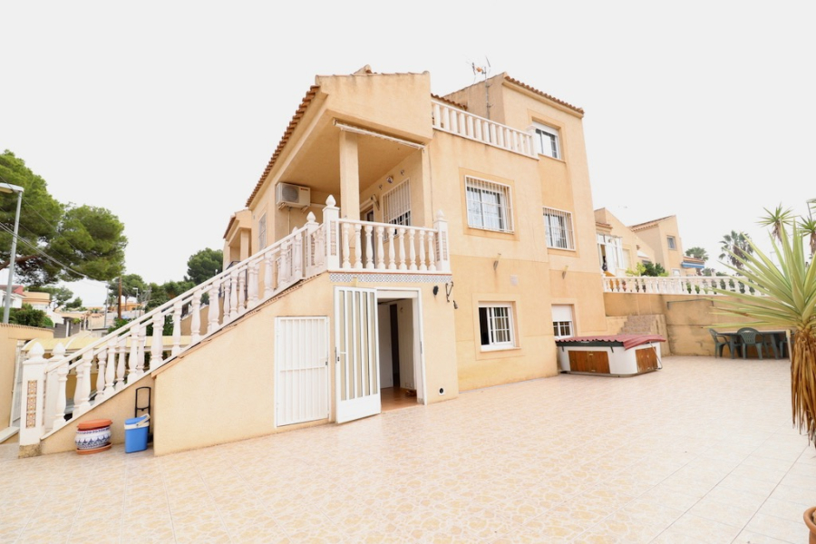 Resale - Villa / Semi-adosado - Torrevieja  - Los Balcones