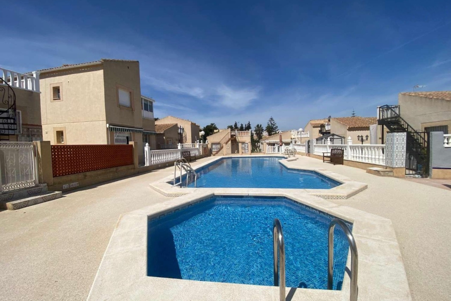 Resale - Villa / Semi detached - Torrevieja  - Los Balcones