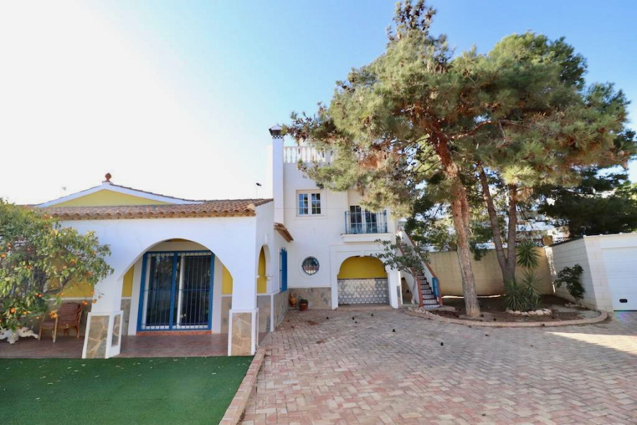 Resale - Villa / Semi detached - Orihuela Costa - Villamartin