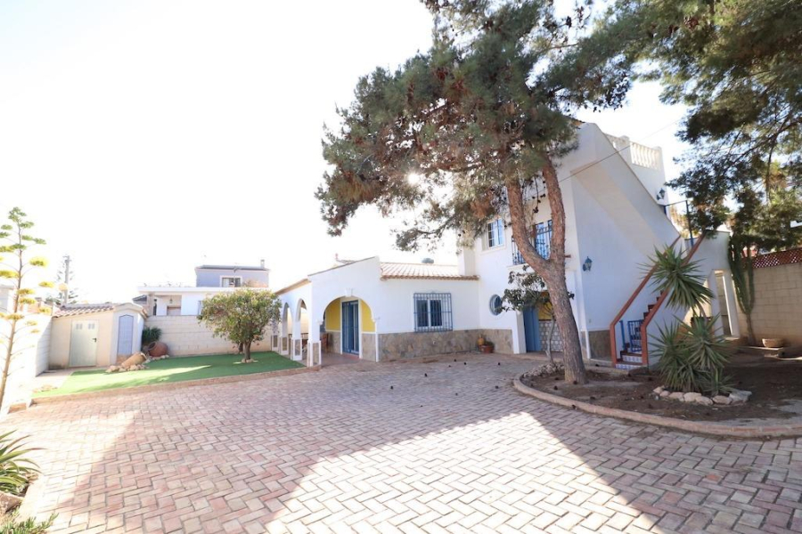 Resale - Villa / Semi detached - Orihuela Costa - Villamartin