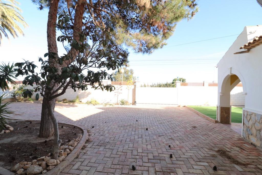 Resale - Villa / Semi detached - Orihuela Costa - Villamartin