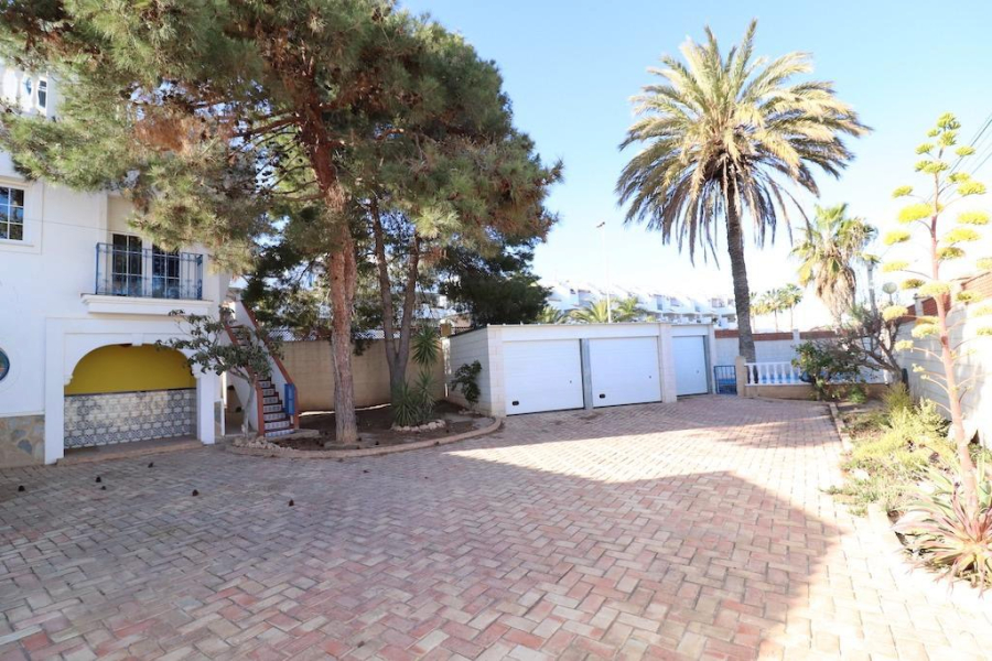 Resale - Villa / Semi detached - Orihuela Costa - Villamartin