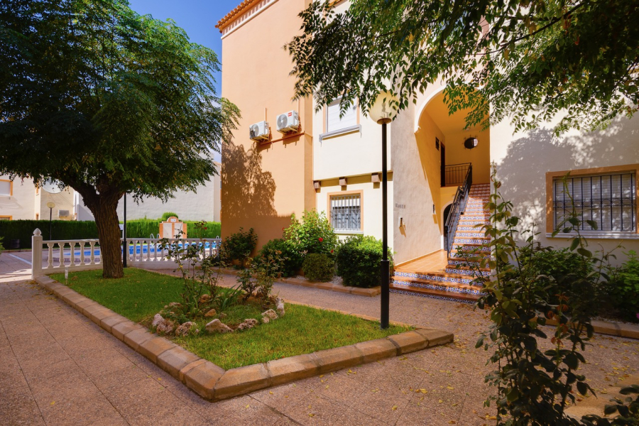 Resale - Apartment/Bungalow - Torrevieja  - Los Naufragos