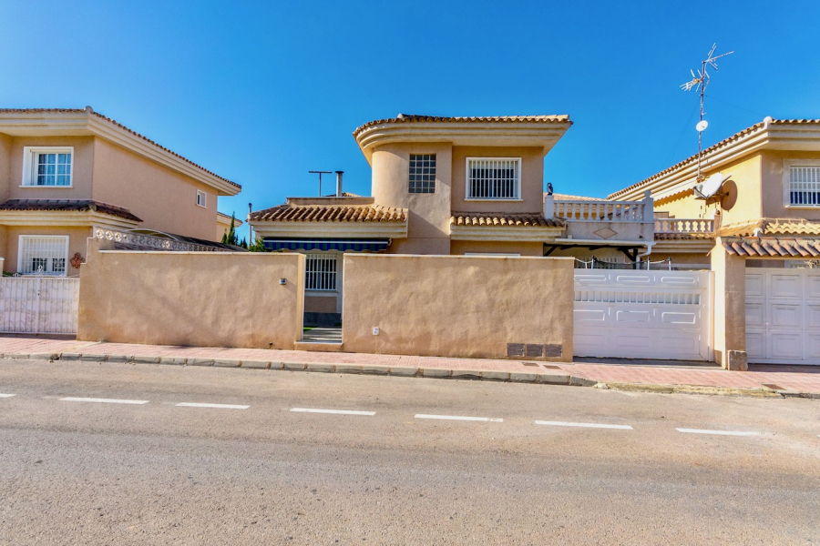 Resale - Villa / Semi detached - Orihuela Costa - Punta Prima