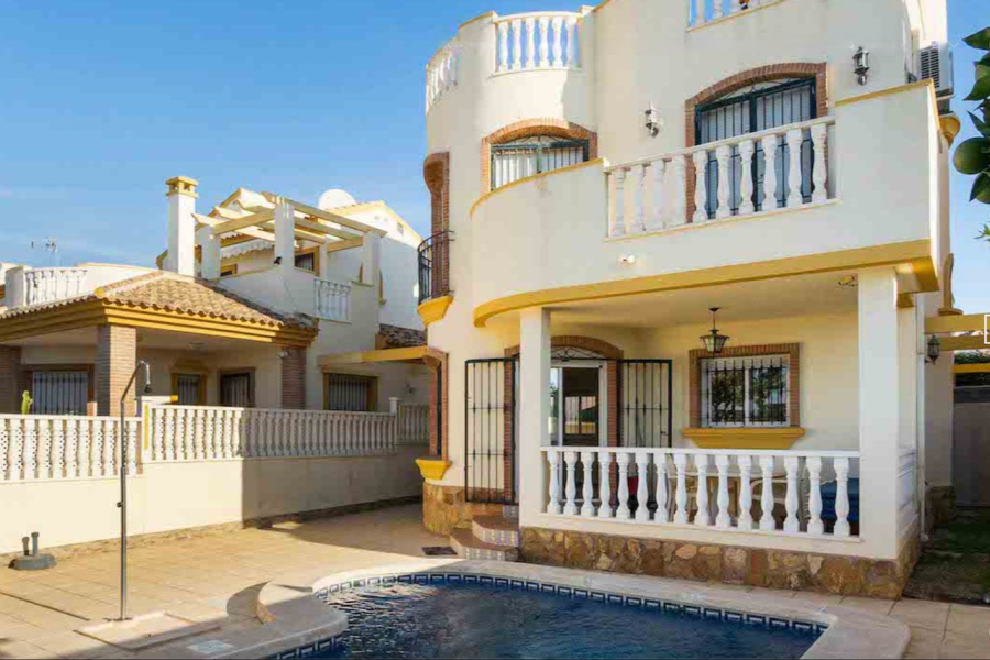 Resale - Villa / Semi-adosado - Pilar de la Horadada