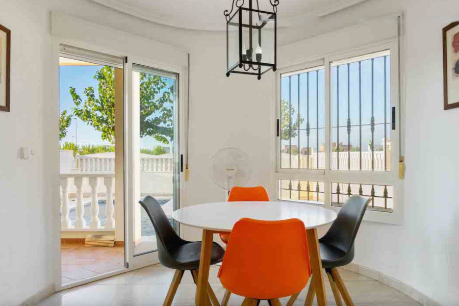 Resale - Villa / Semi-adosado - Pilar de la Horadada