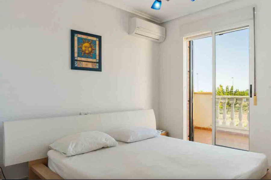Resale - Villa / Semi-adosado - Pilar de la Horadada