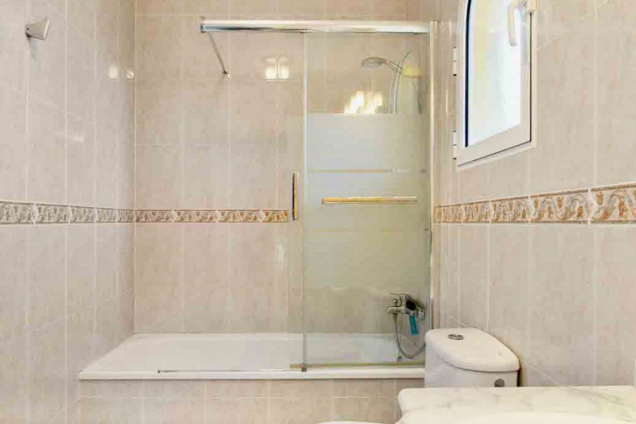 Resale - Villa / Semi-adosado - Pilar de la Horadada