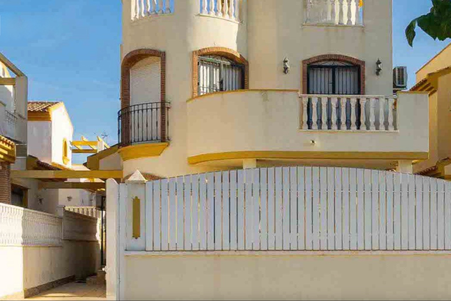Resale - Villa / Semi-adosado - Pilar de la Horadada