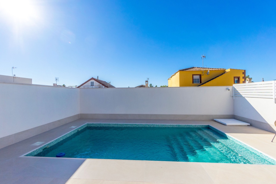 Resale - Villa / Semi-adosado - Torrevieja  - El Chaparral
