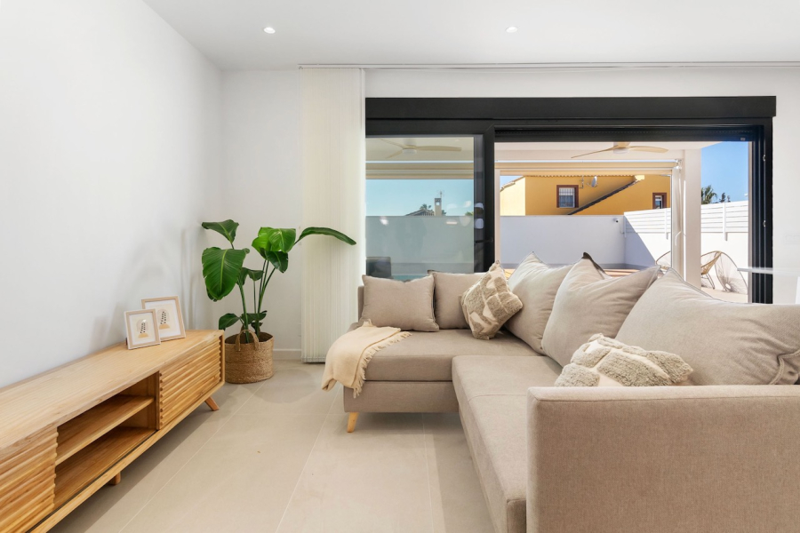 Resale - Villa / Semi-adosado - Torrevieja  - El Chaparral