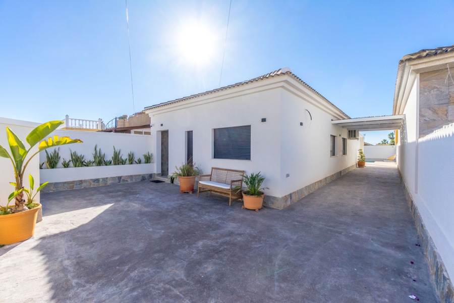Resale - Villa / Semi-adosado - Torrevieja  - El Chaparral