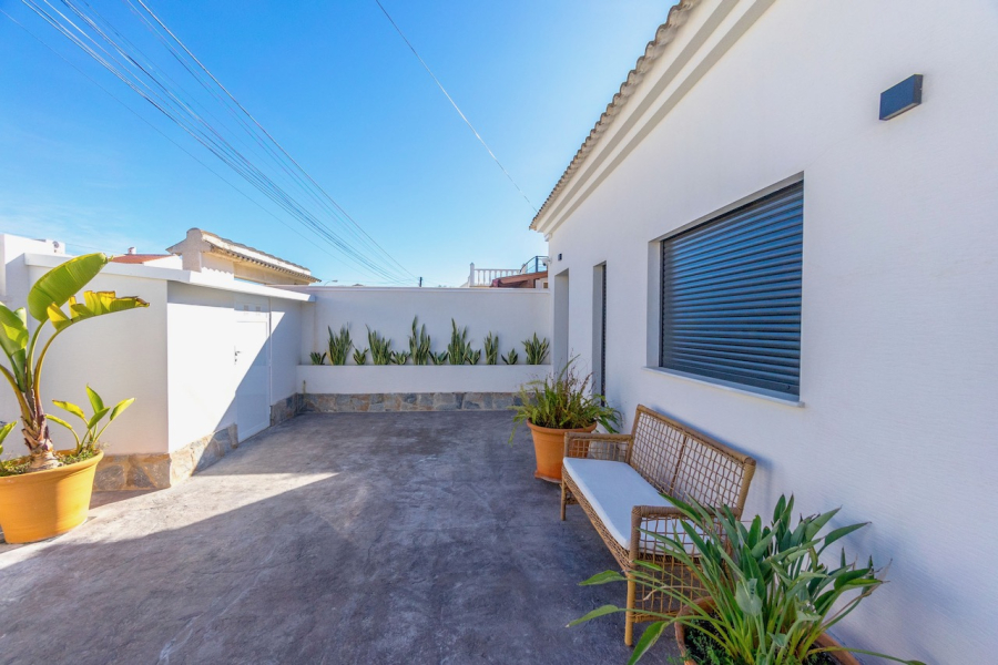 Resale - Villa / Semi-adosado - Torrevieja  - El Chaparral