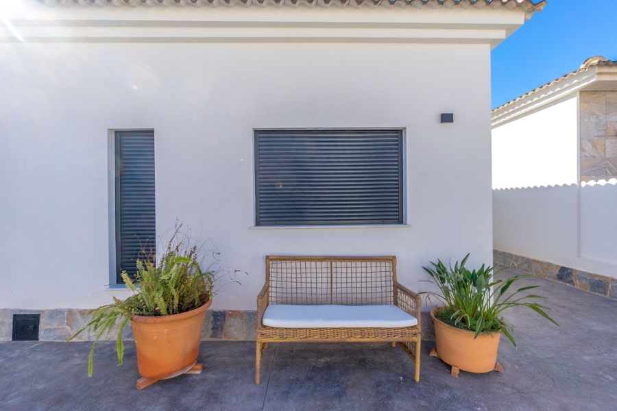 Resale - Villa / Semi-adosado - Torrevieja  - El Chaparral