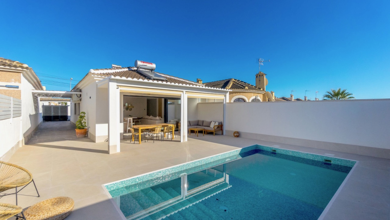 Villa / Semi detached - Resale - Torrevieja  - El Chaparral