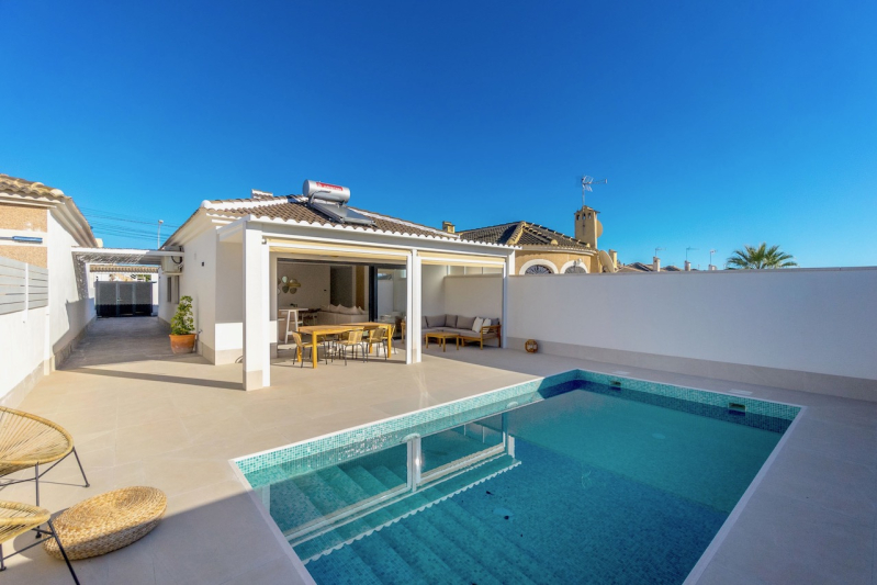 Villa / Semi detached - Resale - Torrevieja  - El Chaparral