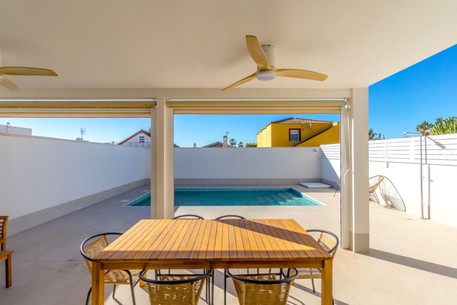 Resale - Villa / Semi-adosado - Torrevieja  - El Chaparral