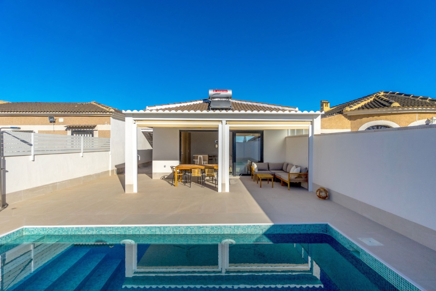 Resale - Villa / Semi-adosado - Torrevieja  - El Chaparral