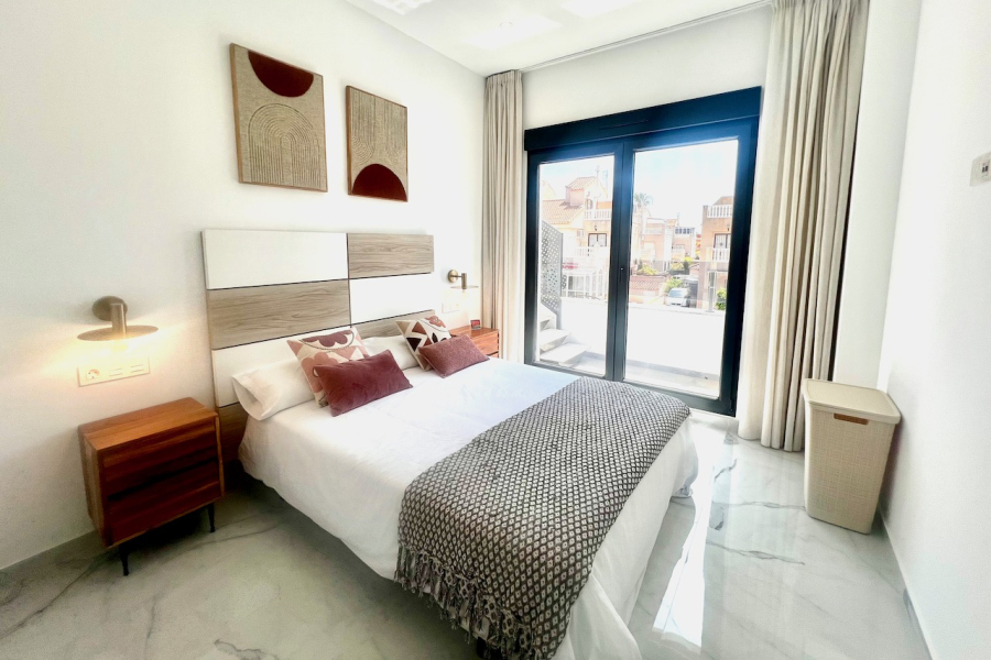 Resale - Villa / Semi-adosado - Torrevieja  - La Torreta