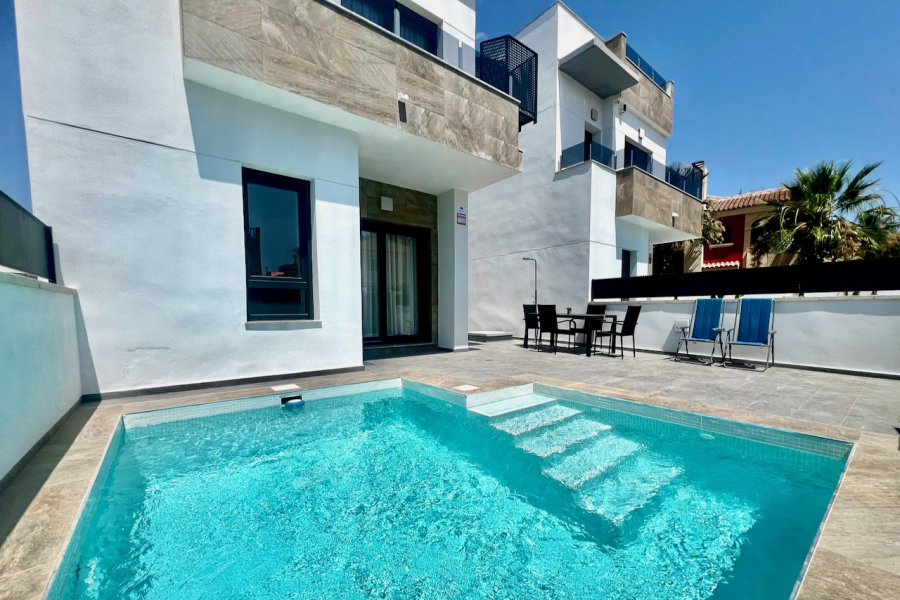 Resale - Villa / Semi-adosado - Torrevieja  - La Torreta