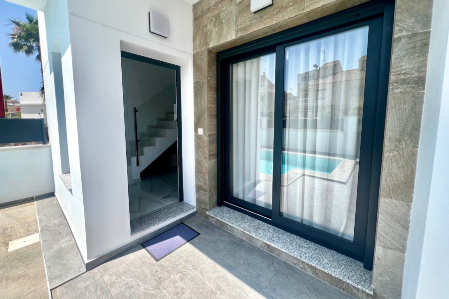 Resale - Villa / Semi-adosado - Torrevieja  - La Torreta