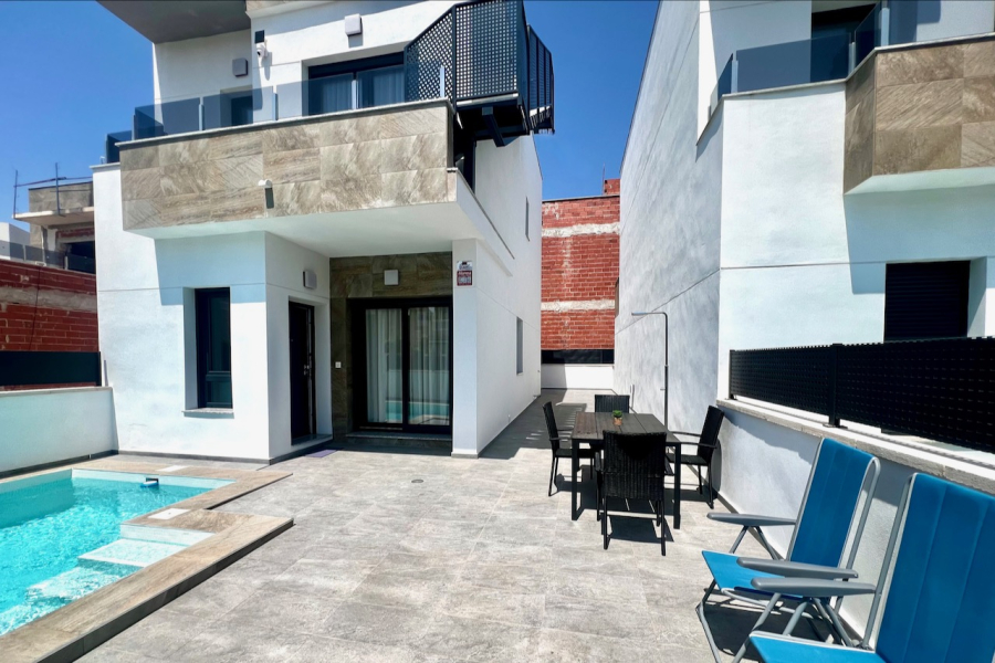 Resale - Villa / Semi-adosado - Torrevieja  - La Torreta