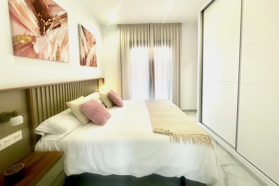 Resale - Villa / Semi-adosado - Torrevieja  - La Torreta