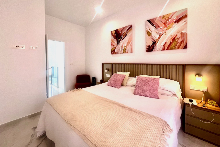 Resale - Villa / Semi-adosado - Torrevieja  - La Torreta