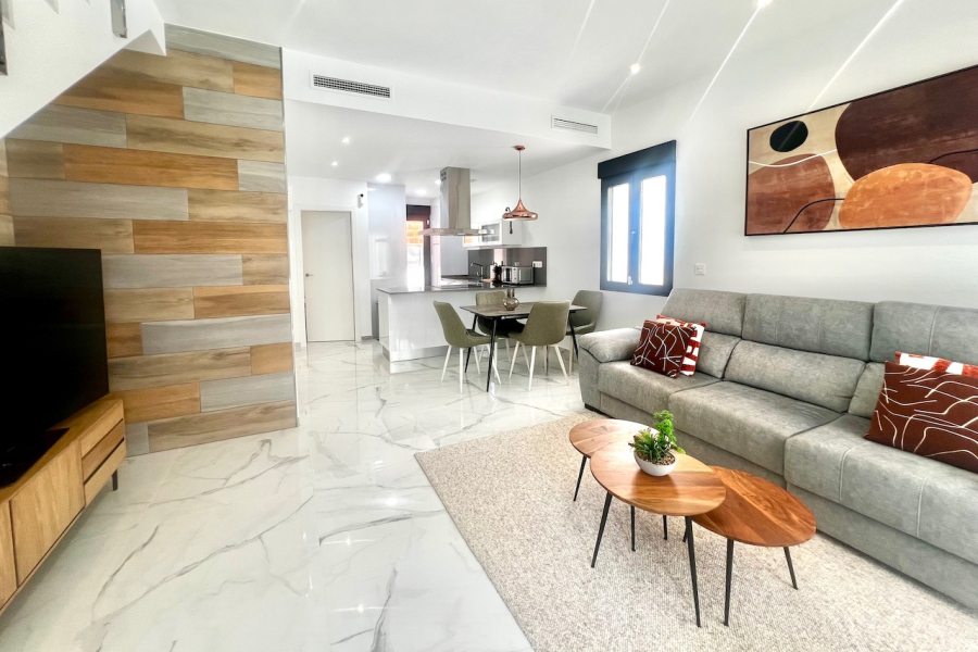 Resale - Villa / Semi-adosado - Torrevieja  - La Torreta
