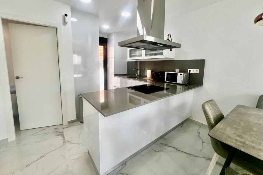 Resale - Villa / Semi-adosado - Torrevieja  - La Torreta