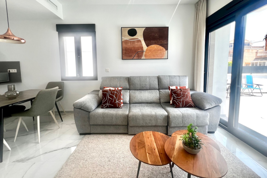 Resale - Villa / Semi-adosado - Torrevieja  - La Torreta