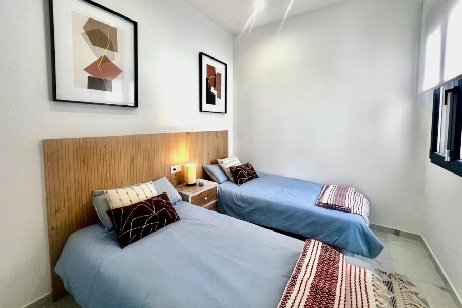 Resale - Villa / Semi-adosado - Torrevieja  - La Torreta