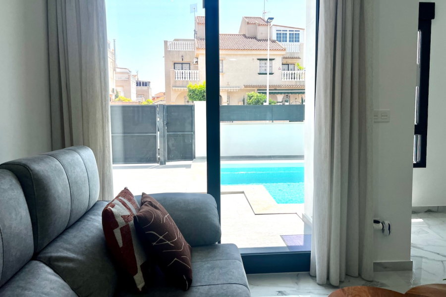 Resale - Villa / Semi-adosado - Torrevieja  - La Torreta