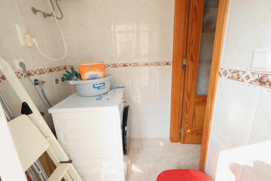 Resale - Villa / Semi-adosado - Torrevieja  - Los Balcones