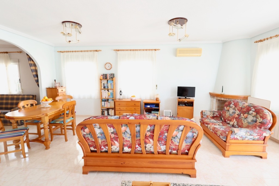 Resale - Villa / Semi-adosado - Torrevieja  - Los Balcones