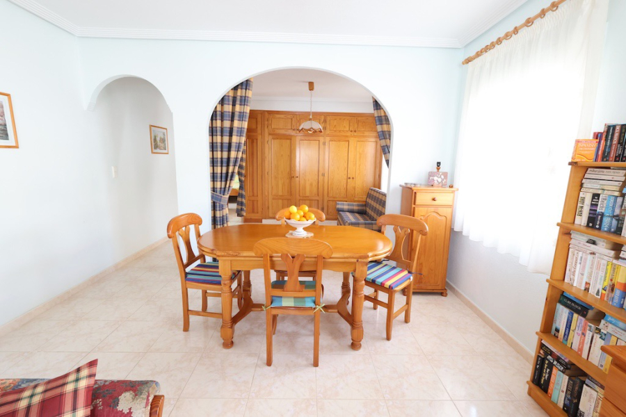 Resale - Villa / Semi-adosado - Torrevieja  - Los Balcones