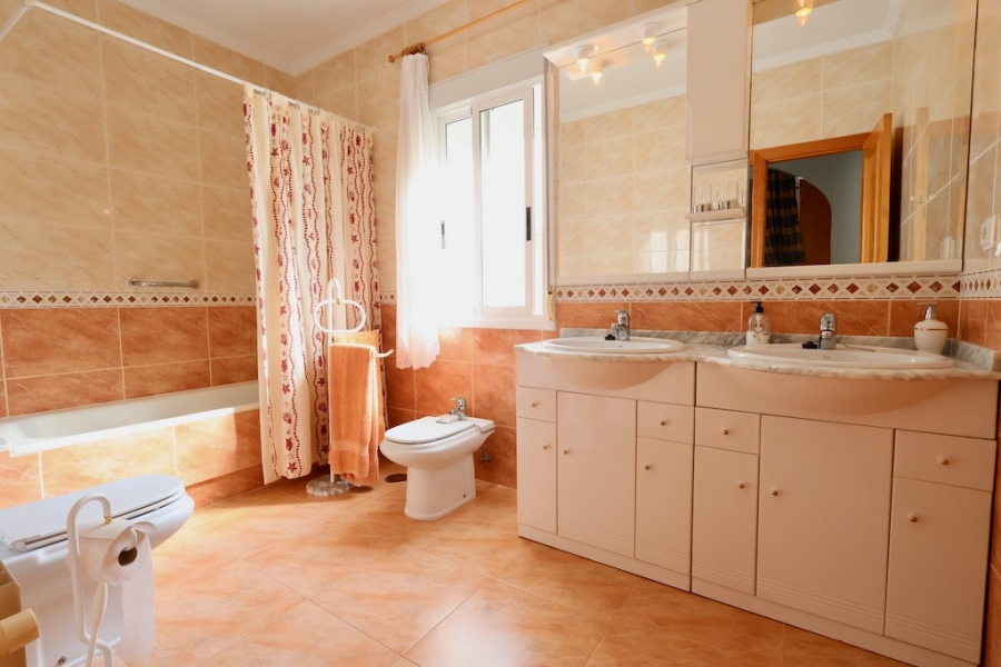 Resale - Villa / Semi-adosado - Torrevieja  - Los Balcones