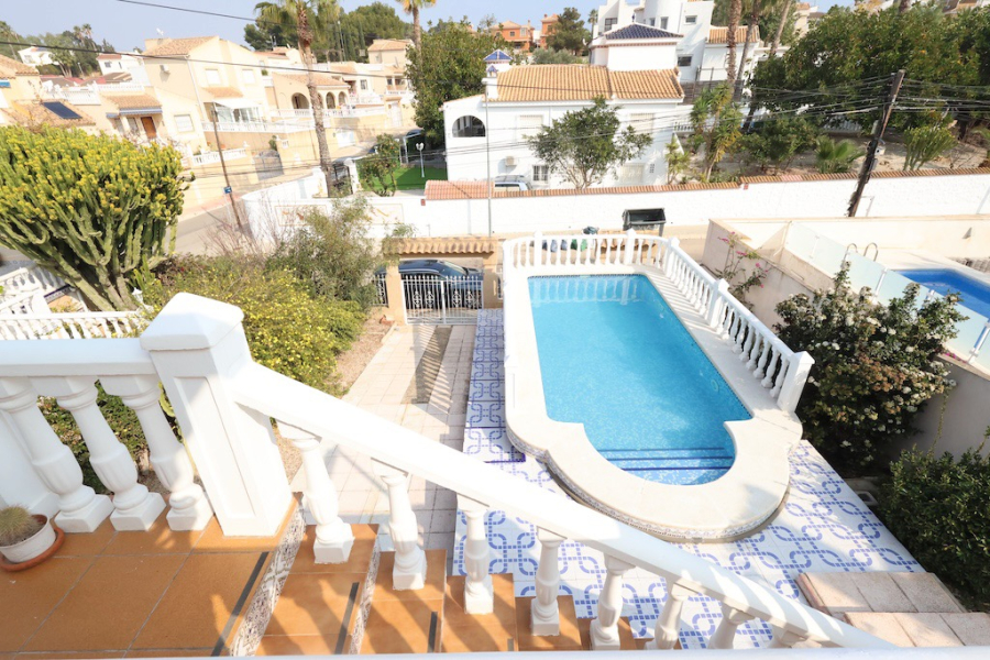 Resale - Villa / Semi-adosado - Torrevieja  - Los Balcones