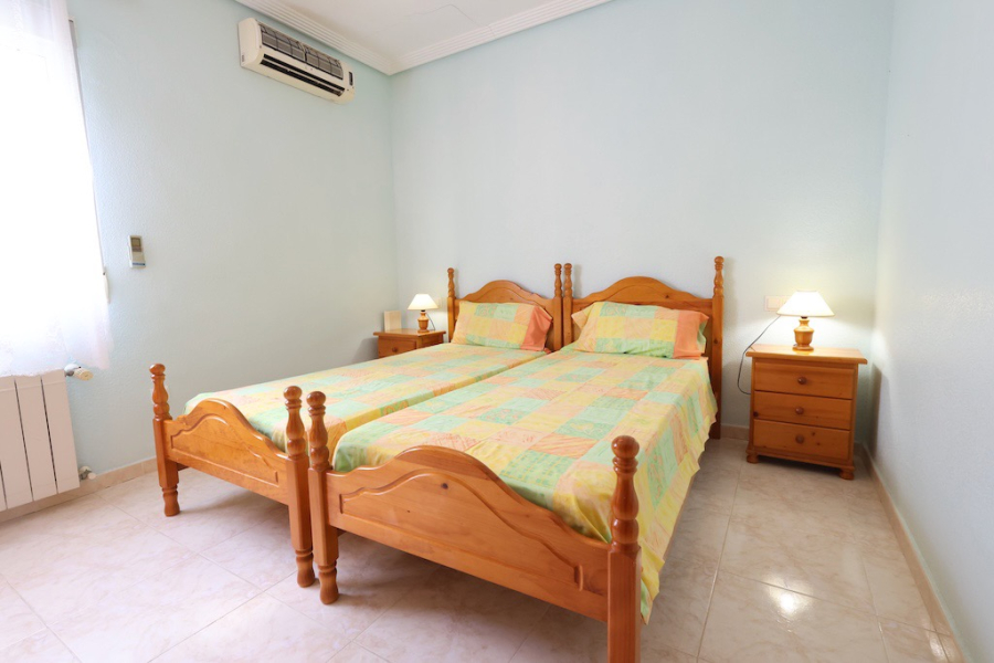 Resale - Villa / Semi-adosado - Torrevieja  - Los Balcones